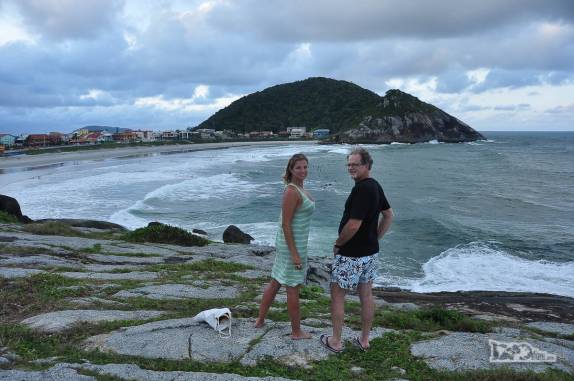 A Ana e seu pai, o Mário, observando a Prainha no final de tarde, em São Francisco do Sul, litoral de Santa Catarina
